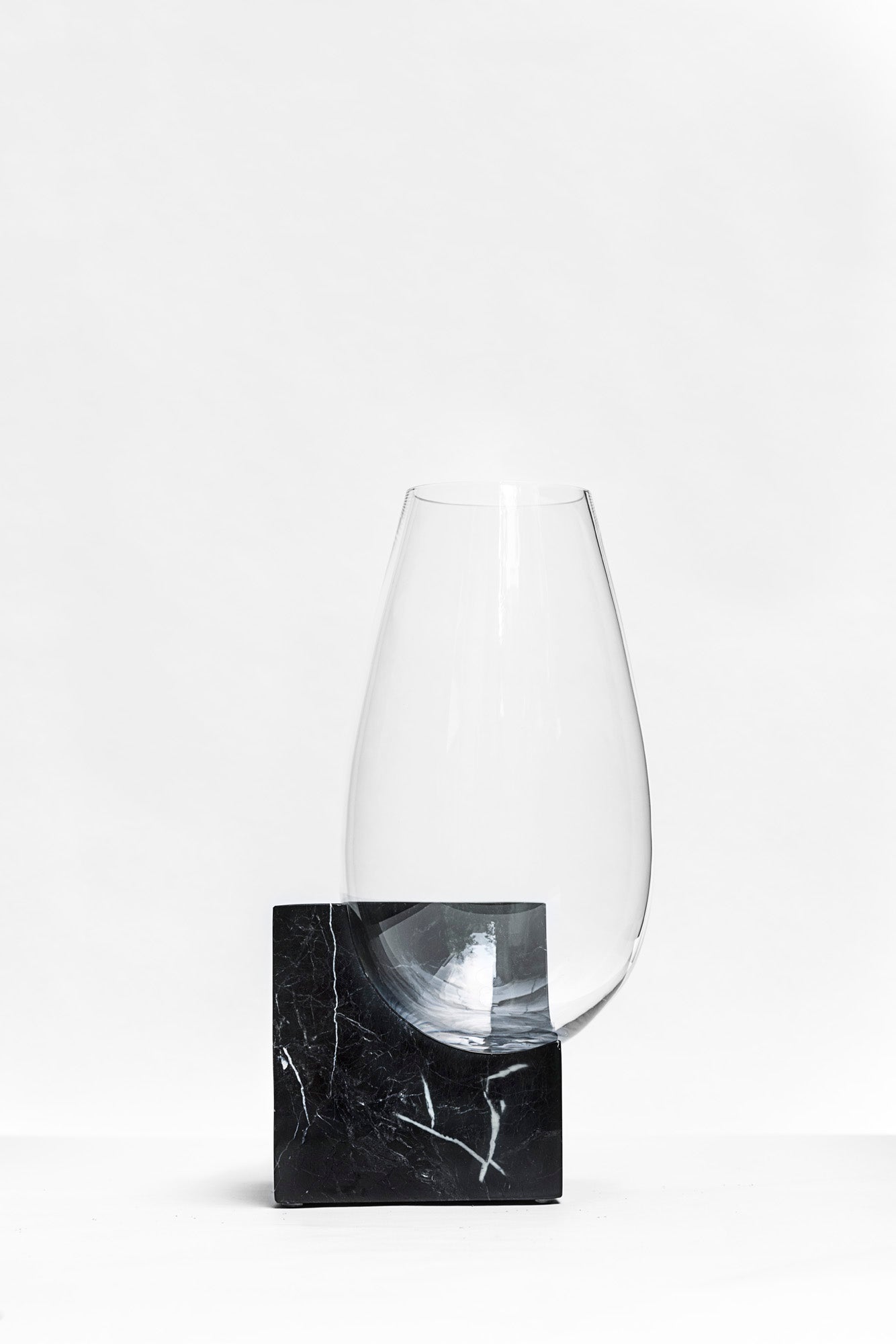 CLIFFHANGER VASE - BLACK MARBLE