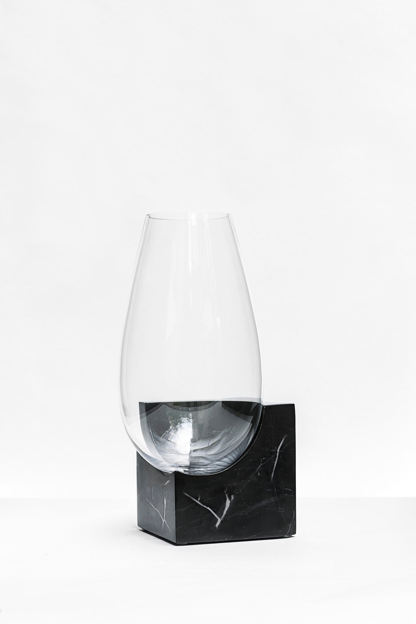 CLIFFHANGER VASE - BLACK MARBLE