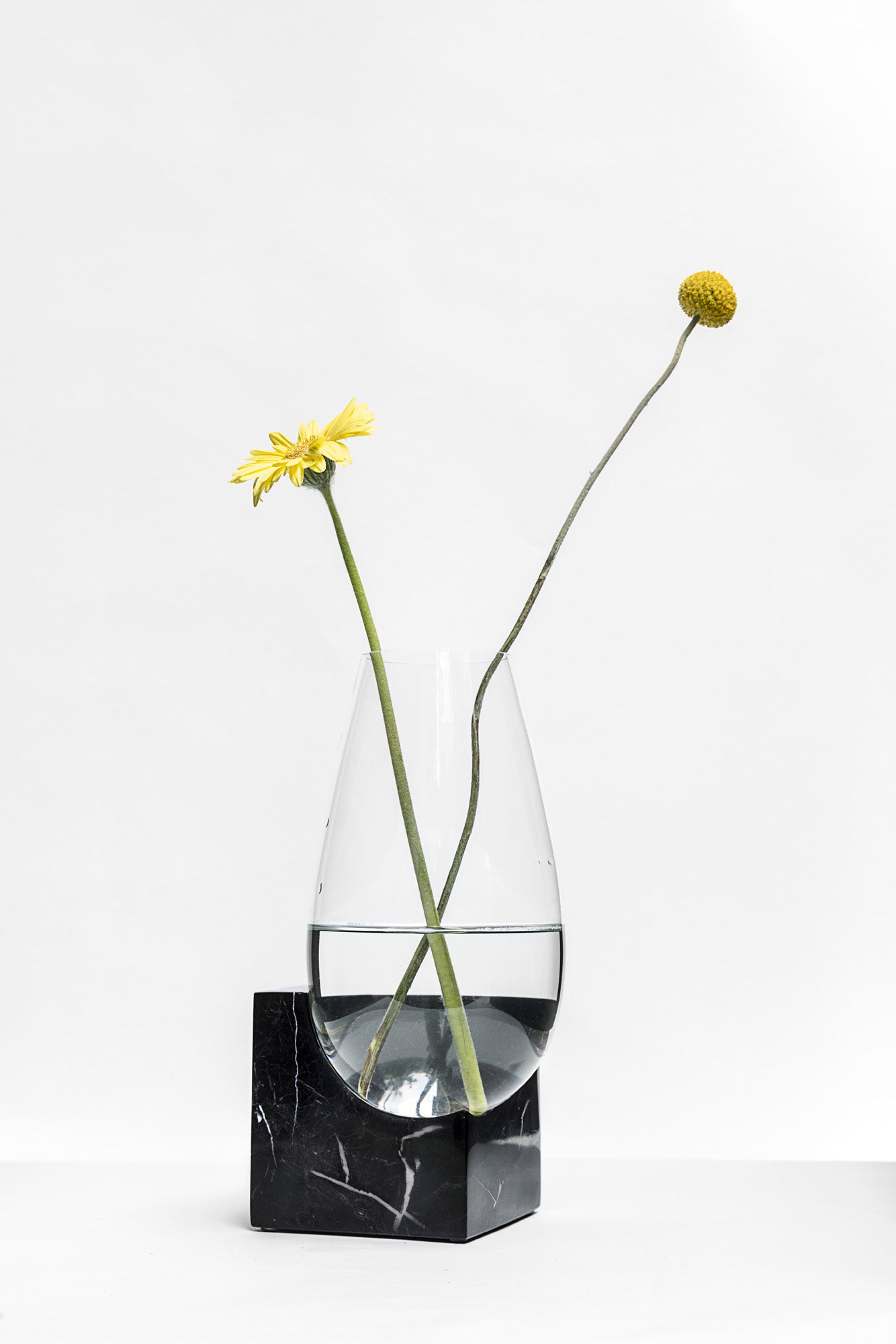 CLIFFHANGER VASE - BLACK MARBLE